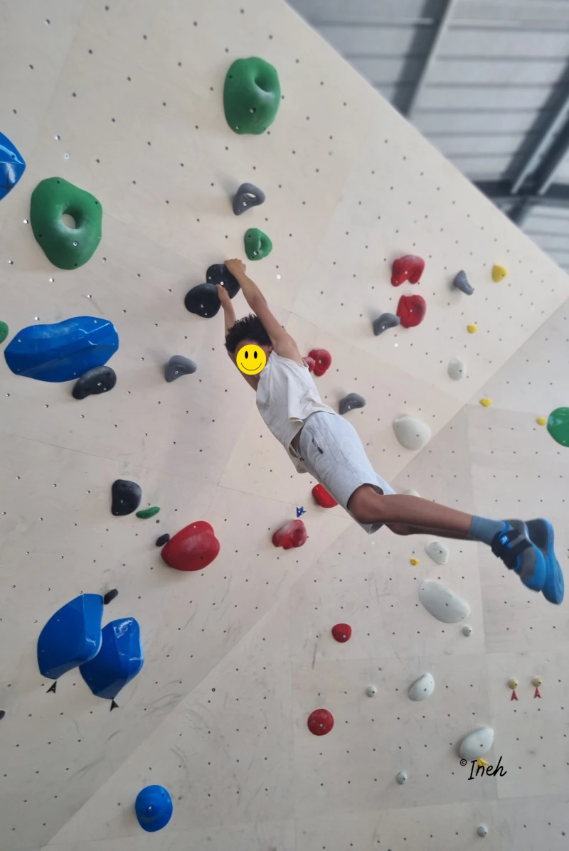 Enfants qui grimpent à Bassin à Bloc sur le Bassin d’Arcachon