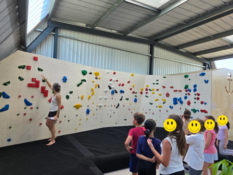 Enfant fêtant son anniversaire en escaladant chez Bassin à Bloc