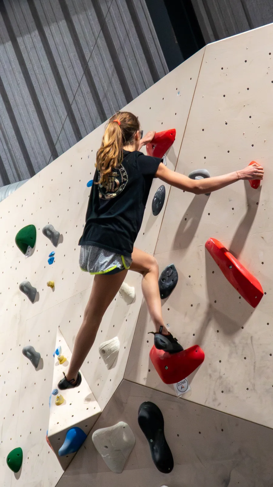 Grimpeuse lors d'un contest d'escalade chez Bassin à Bloc, sur le Bassin d'Arcachon